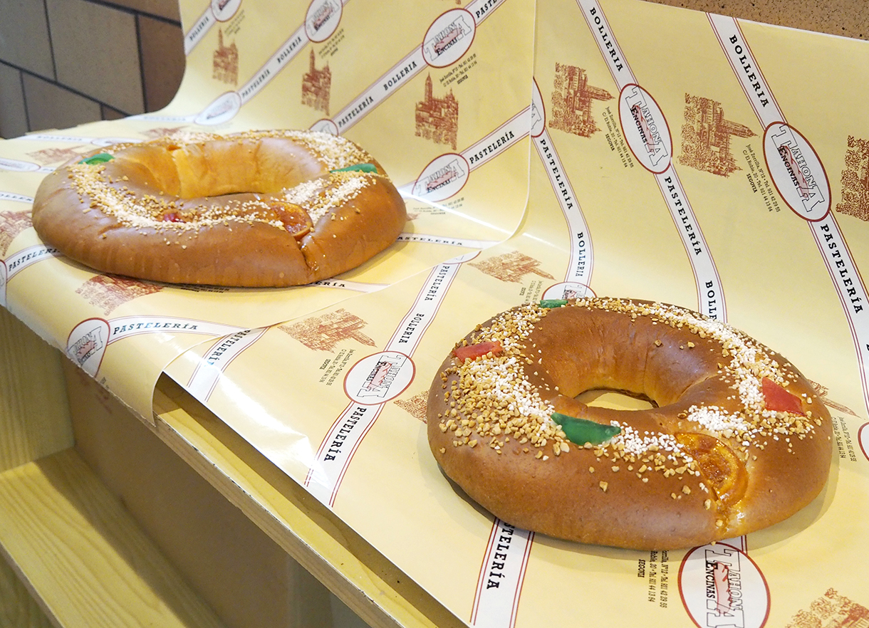 El roscón de Reyes tradicional se vende estos días en Segovia como churros. /NEREA LLORENTE