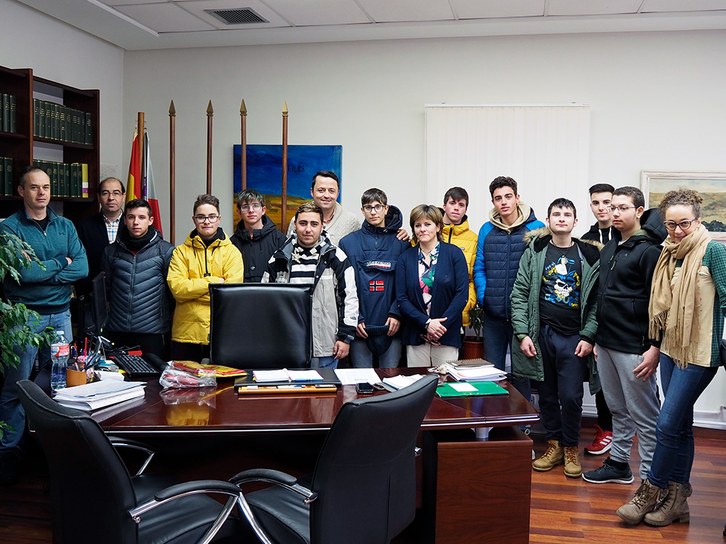 Diego del Pozo recibió a los alumnos en el despacho de la Dirección Provincial donde se han colocado dos soportes que ellos han elaborado. KAMARERO