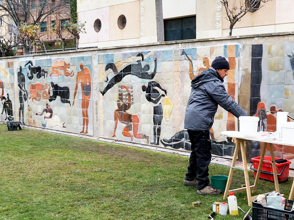 Mariano Carabias, durante una de sus jornadas de trabajo para la restauración del mural principal del Jardín Botánico. / Nerea Llorente
