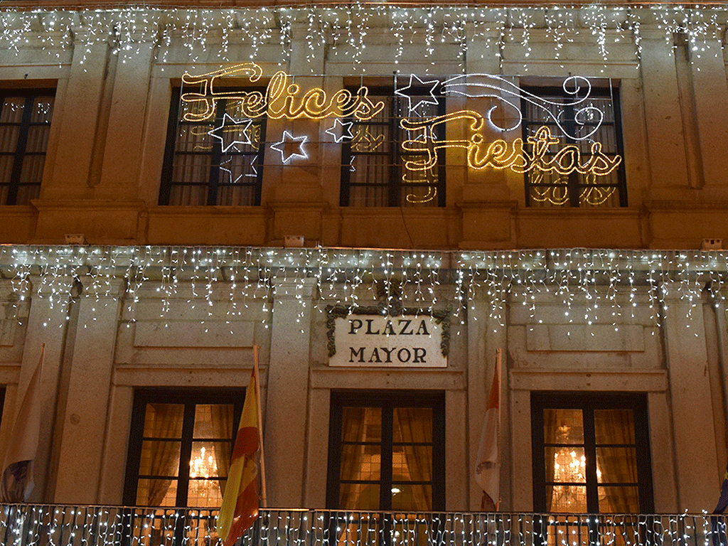 La iluminación navideña del Ayuntamiento desea ‘Felices Fiestas’ y un próspero año nuevo a los segovianos. / Rocío Pardos