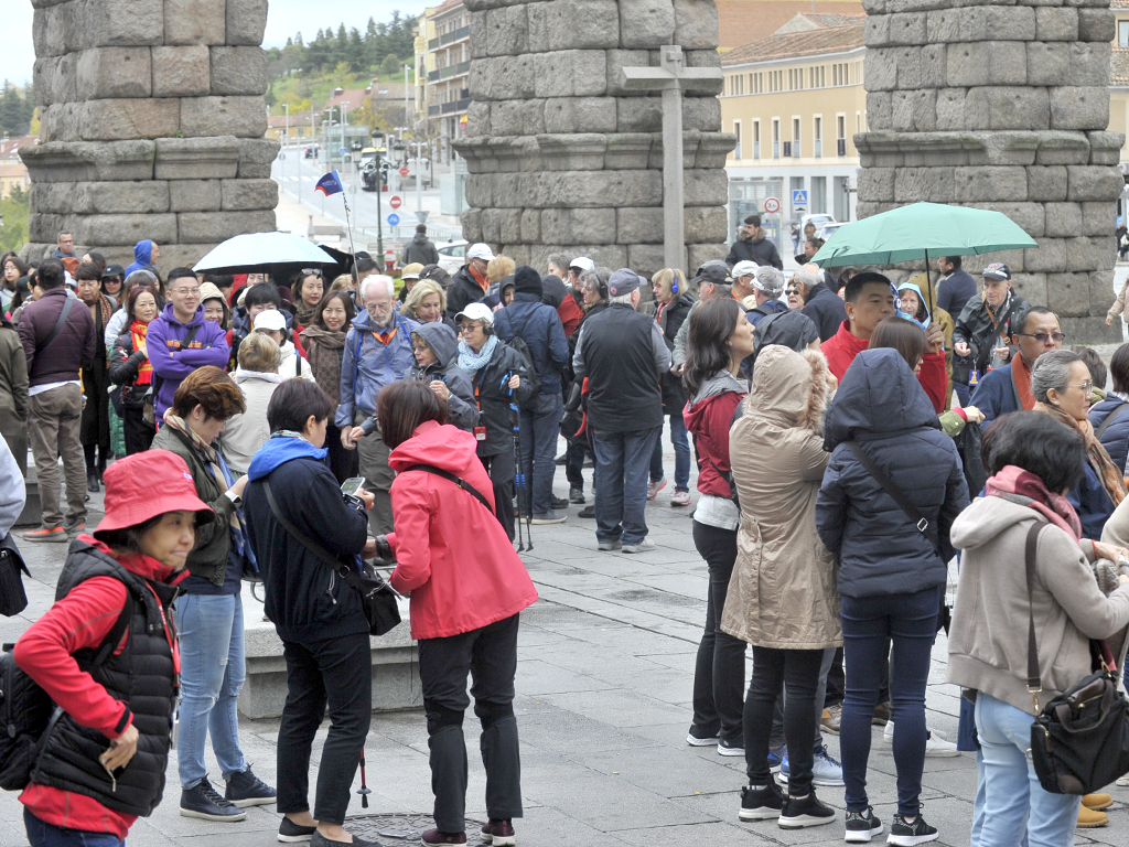El turismo oriental ha crecido de forma significativa en los últimos años en la capital segoviana, con grupos que no siempre tienen guía oficial. / Kamarero