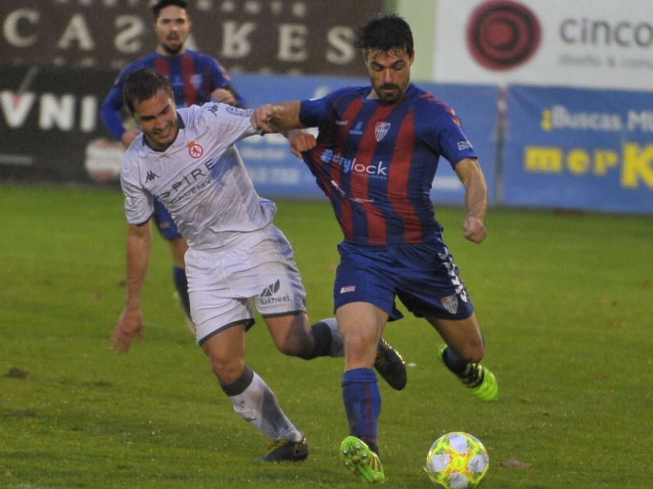 El centrocampista Domingo Pérez se dispone a colgar un balón. / KAMARERO