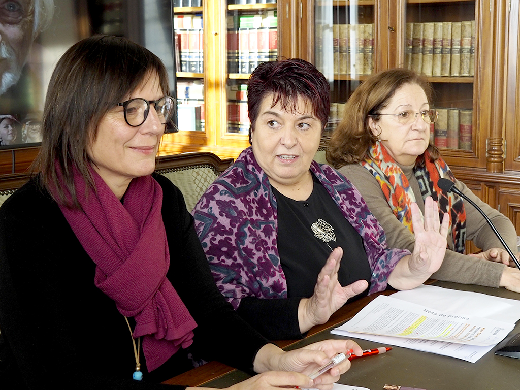 La alcaldesa de Segovia, la concejala de Cultura y la actriz Rosario Pardo, durante la presentación. / Nerea Llorente