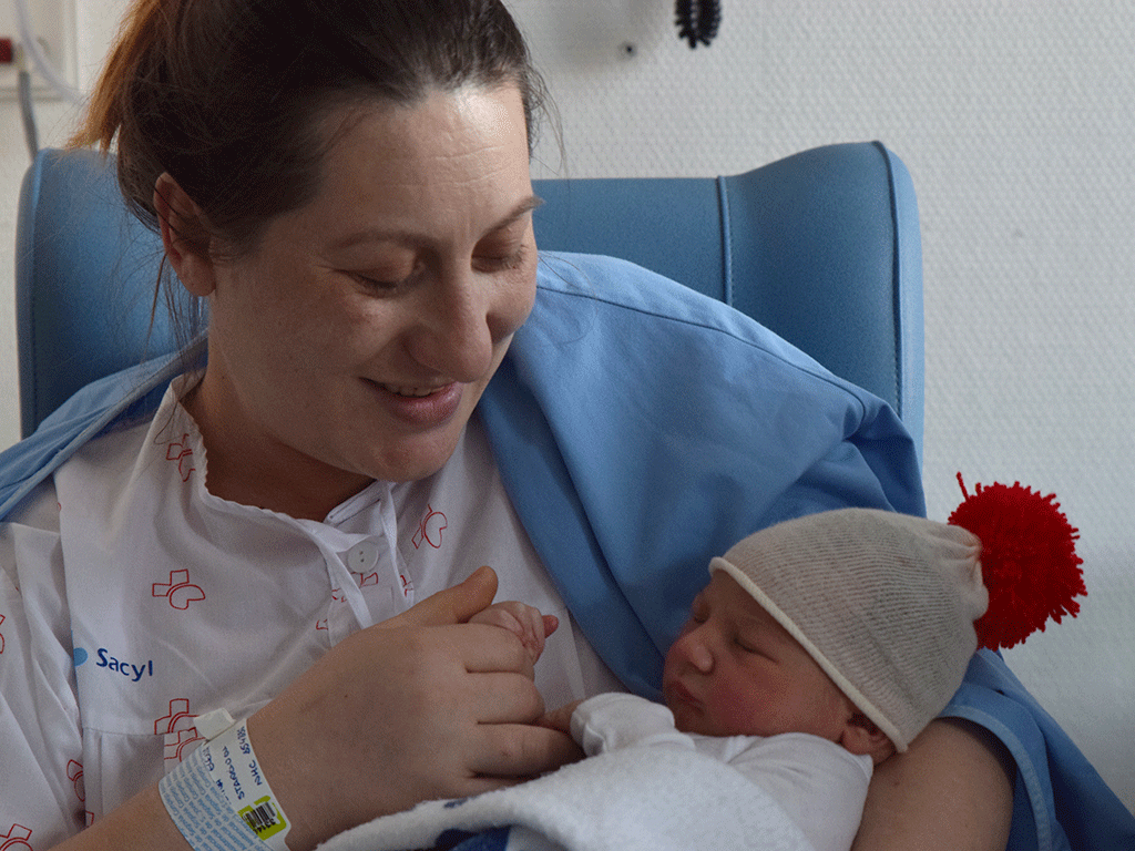 David duerme en brazos de su mamá, Alina Elena Stanciucu, pocas horas después de nacer. /  ROCÍO PARDOS