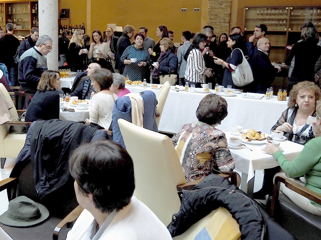 El Grupo Socialista del Ayuntamiento de Segovia ha ofrecido un desayuno al tejido asociativo de la ciudad. / Nerea Llorente