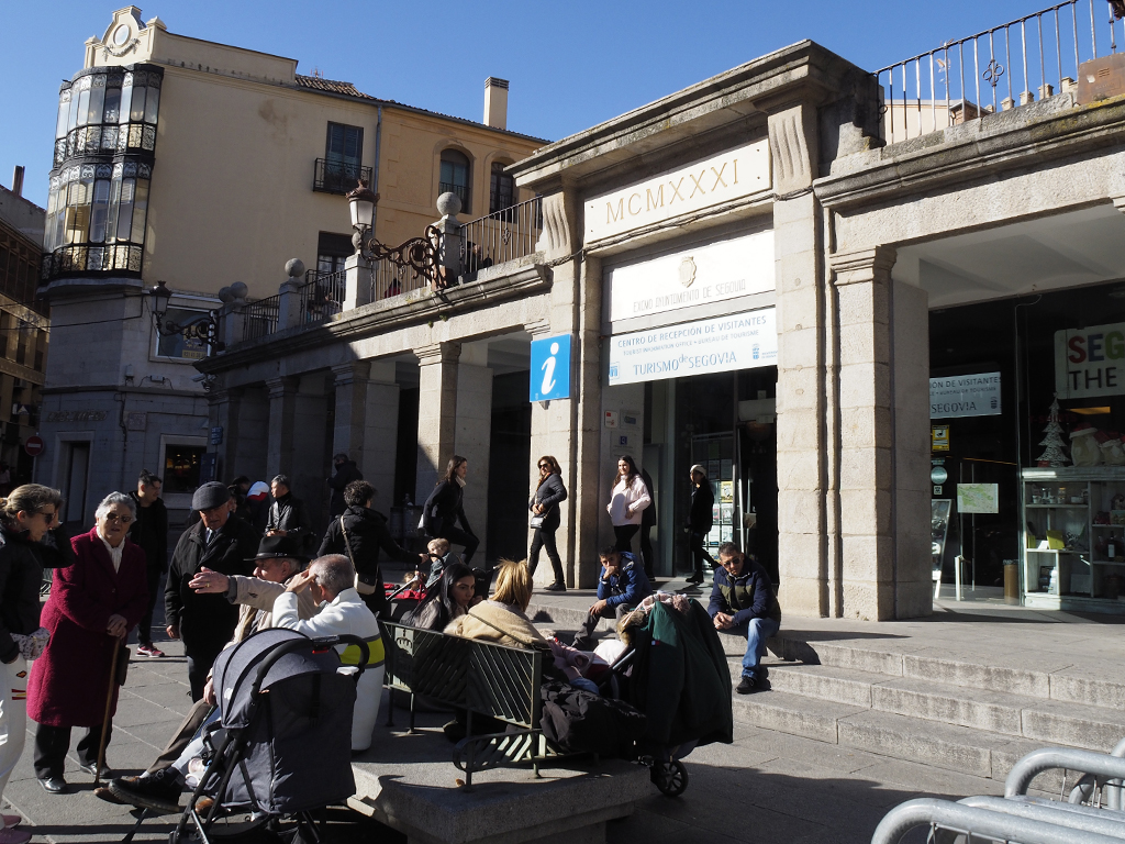 Acceso principal al Centro de Recepción de Visitantes del Azoquejo. / NEREA LLORENTE