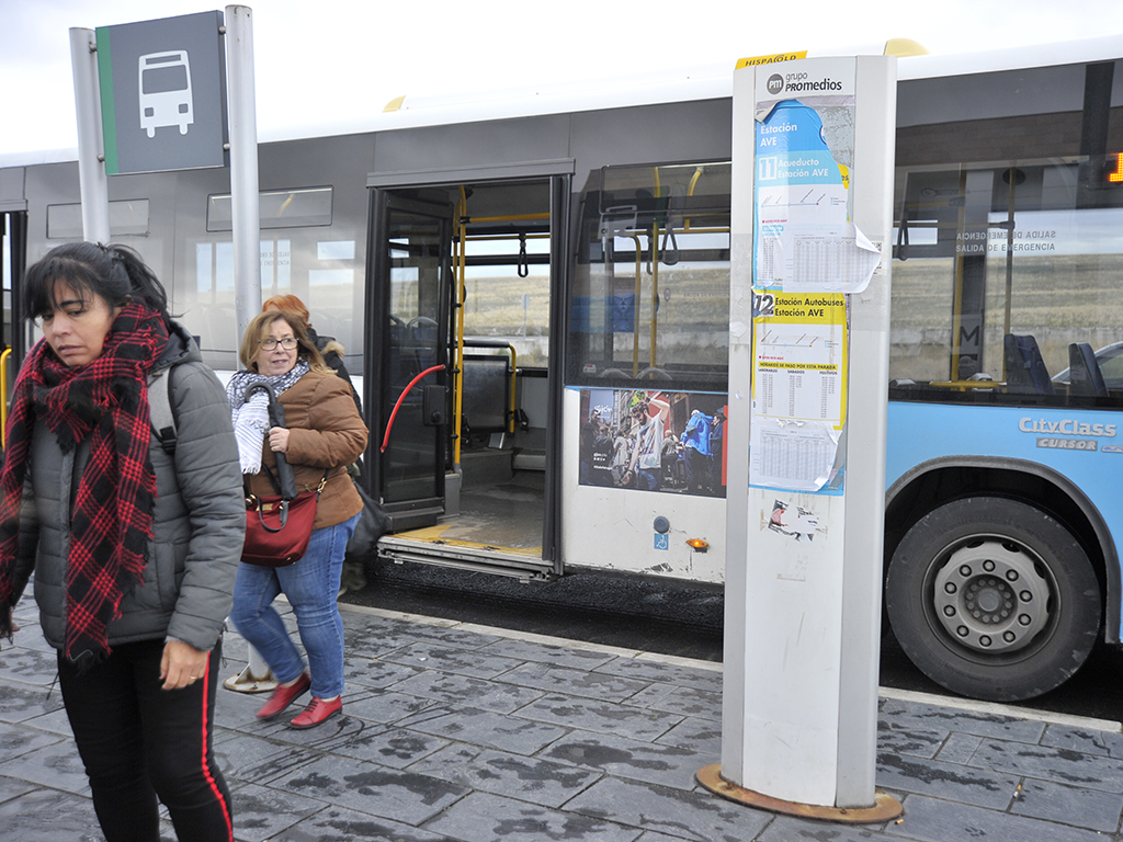 Usuarios de los urbanos bajan del autobús en la estación Segovia-Guiomar. / Kamarero