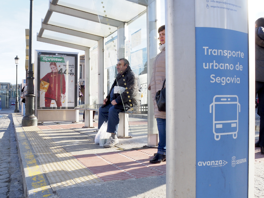 Imagen de las nuevas baldosas abotonadas y con guías instaladas en las marquesinas. / Nerea Llorente