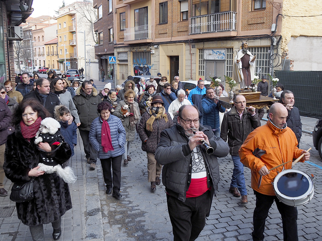 El grupo ‘Los Pako’s Aires Segovianos’ ha hecho un gran esfuerzo en el acompañamiento musical debido a la baja temperatura. / Nerea Llorente