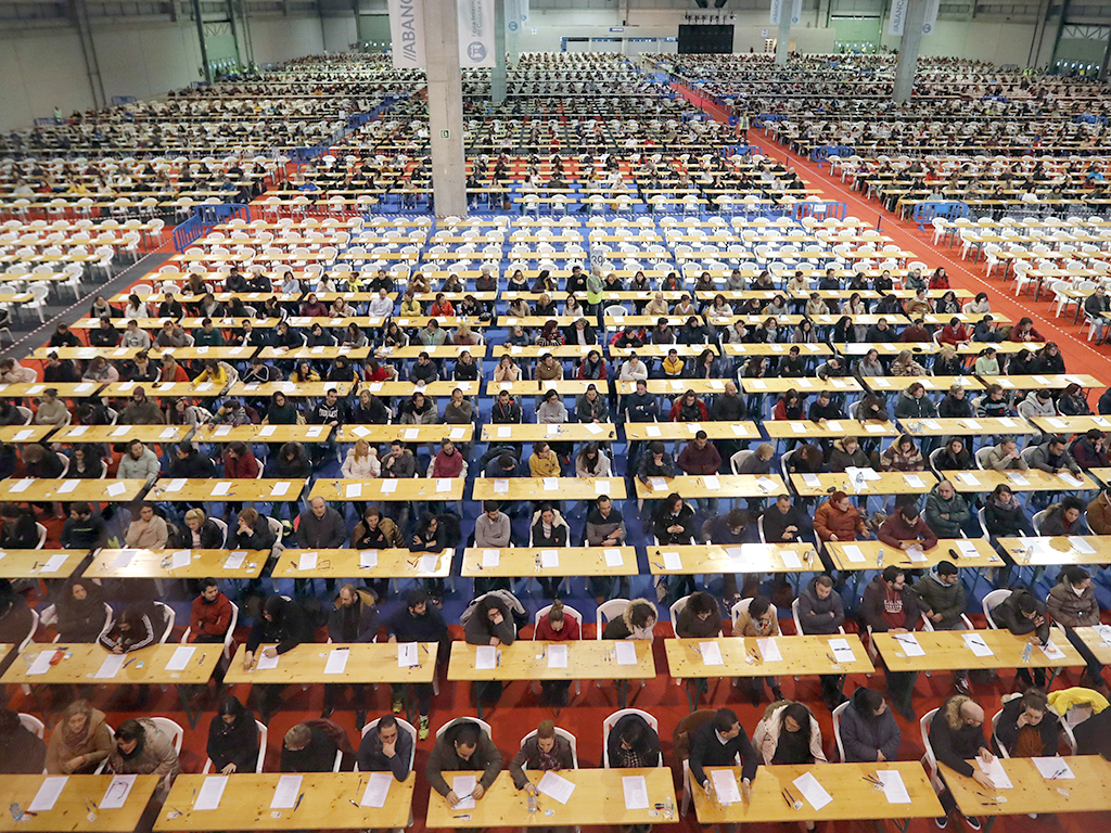 Uno de los lugares donde se celebró ayer el “macroexamen” de Correos. / EFE