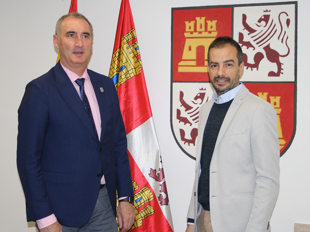 El delegado territorial, José Mazarías y Emilio García de Castro, tras la toma de posesión de este ayer jueves. / E. A.