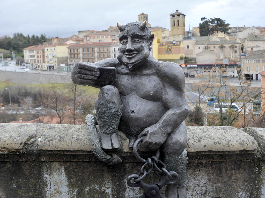 Imagen de la escultura del Diablillo sobre el pretil que ocupa en la calle San Juan. / Kamarero