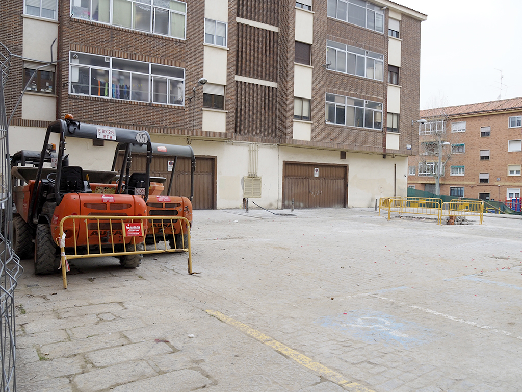 Aspecto que presenta la plaza de Aurelio Hernández, en el polígono de San Millán, esta semana, tras las obras acometidas por el Ayuntamiento. / Nerea Llorente