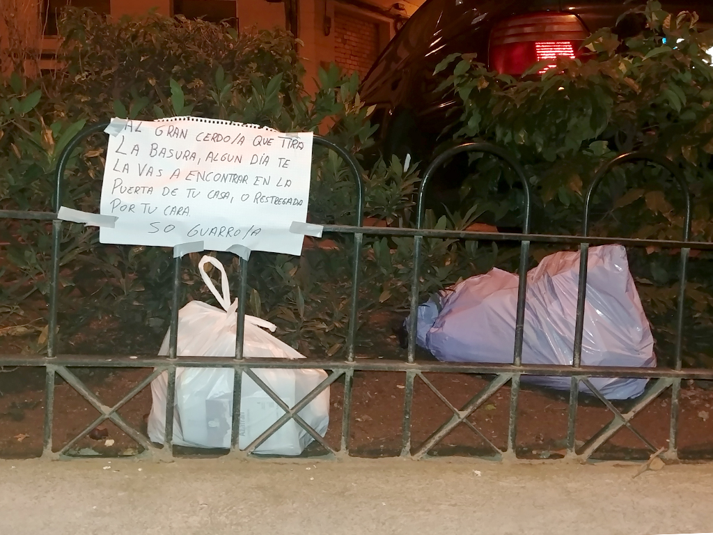 El cartel está en la valla de un parre de la calle de Coronel Rexach. / E. A.