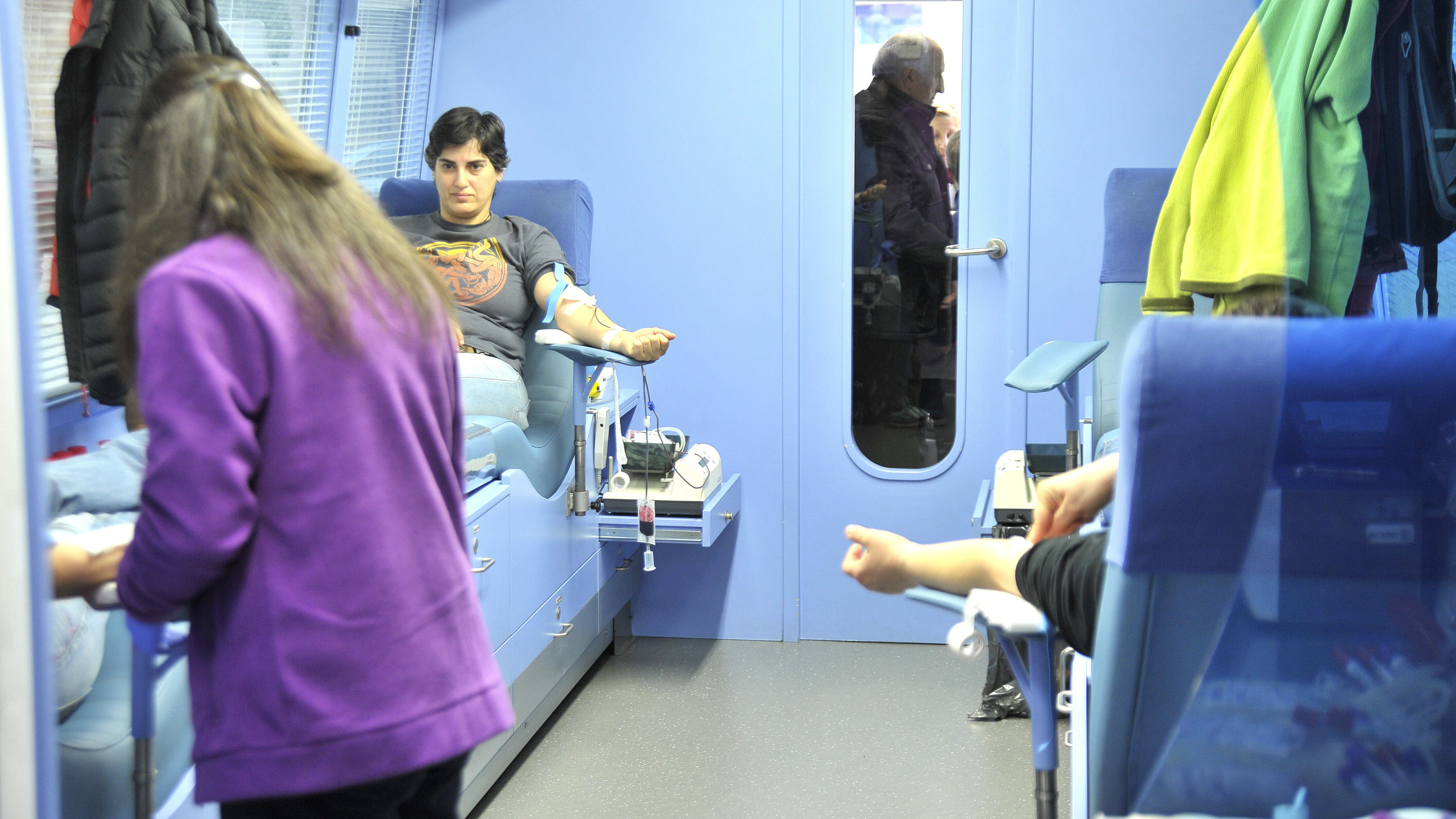 Los jóvenes participan en las campañas de donación de sangre. E. A.