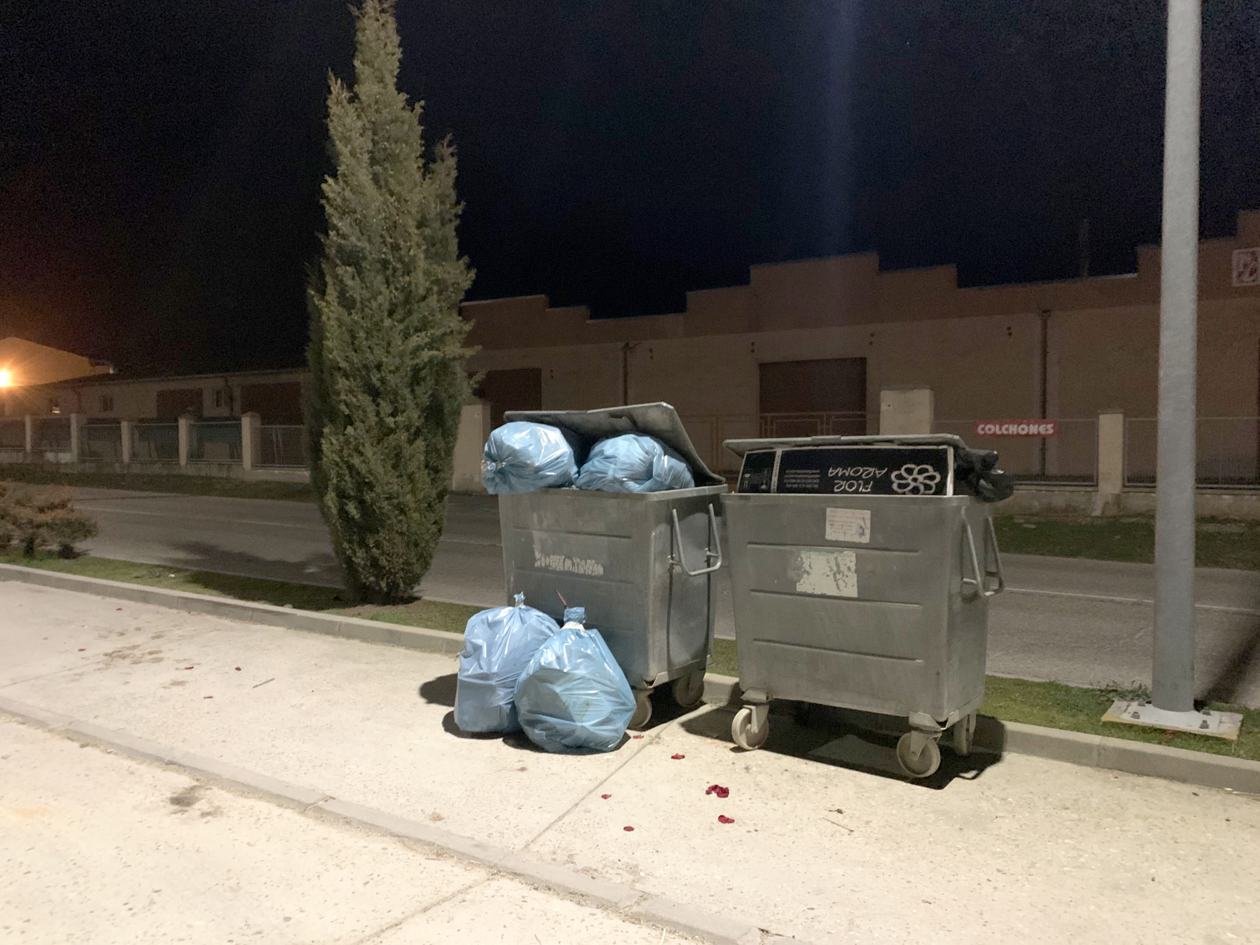 El edil pide buscar otros contenedores cuando estén llenos.