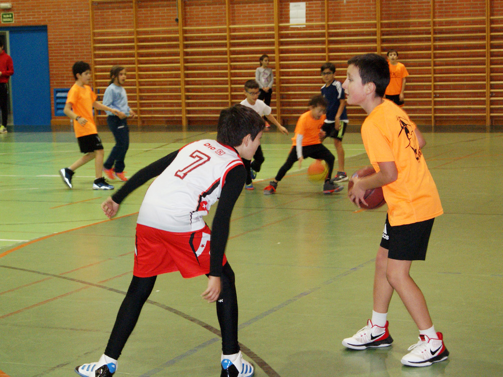 Unos jóvenes deportistas juegan al baloncesto en el pabellón Emperador Teodosio. / KAMARERO
