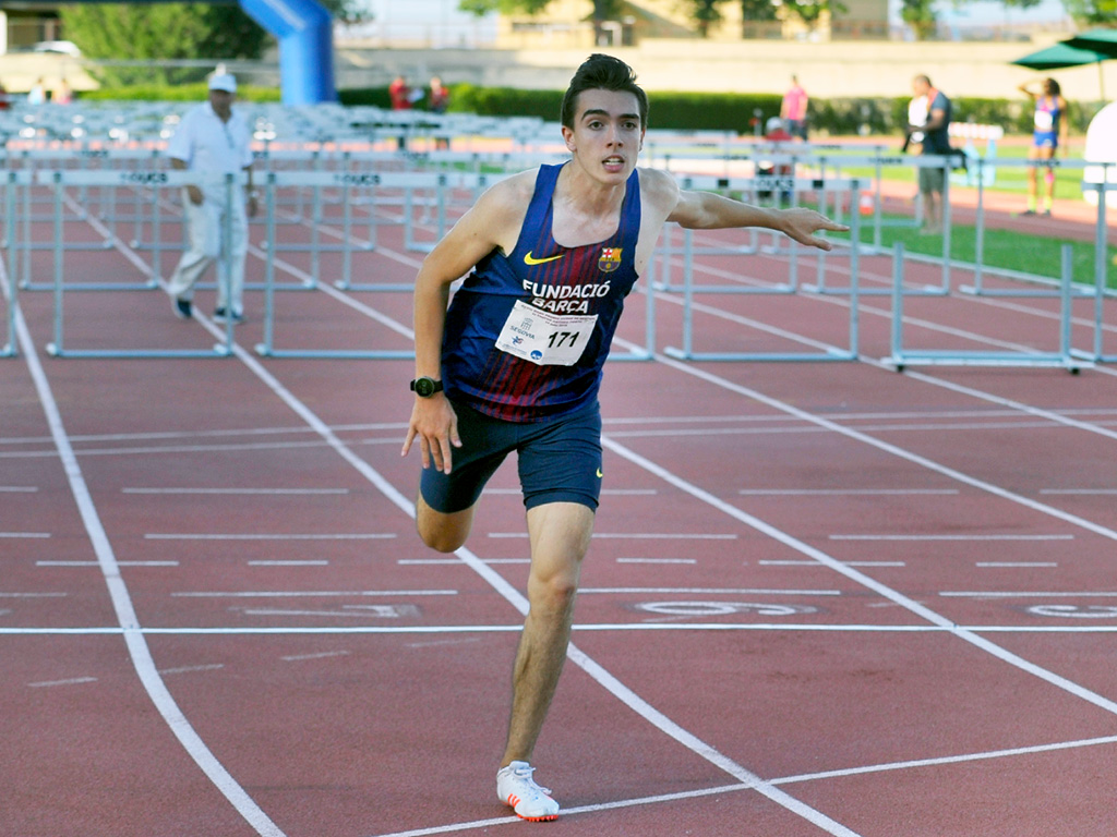 Antonio Tabanera, entrando en la meta en los 110 metros vallas en el pasado campeonato de Castilla y León./ KAMARERO