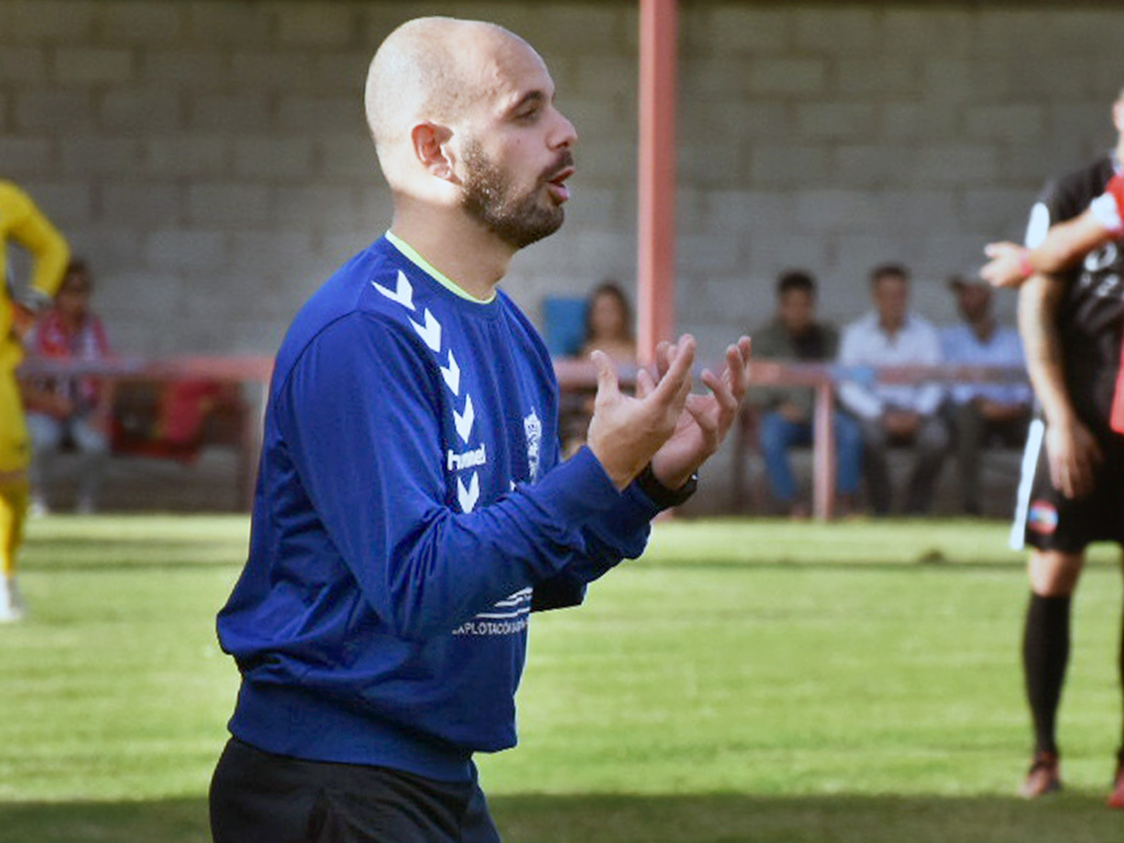 El entrenador del Turégano CF, Julio de Andrés, da instrucciones a sus jugadores durante un partido. / A.M.
