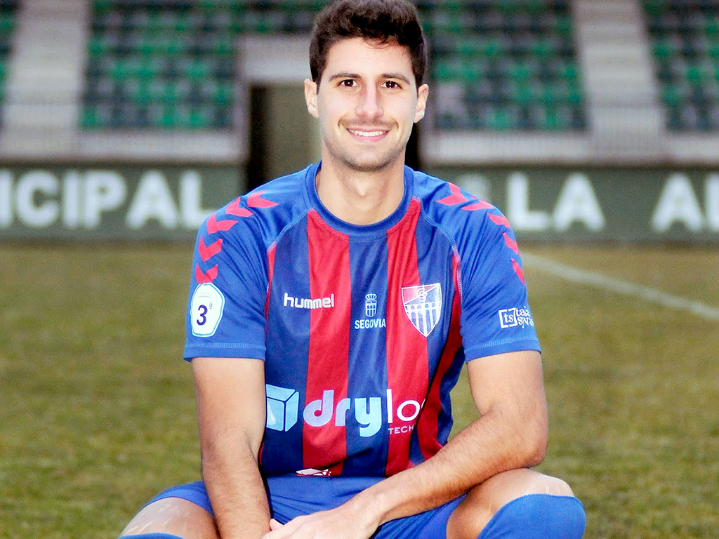 Pedro Astray, con la camiseta del conjunto azulgrana. / JUAN MARTÍN-GIMNÁSTICA SEGOVIANA