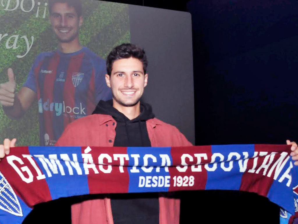 El nuevo jugador de la Gimnástica Segoviana Pedro Astray posa con la bunfanda del club. / JUAN MARTÍN - LA GIMNÁSTICA