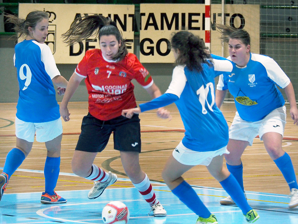María, Lausa Usa y Carré consiguen arrebatarle el balón a la jugadora del Colmenarejo, Martita, en un momento del partido. / KAMARERO