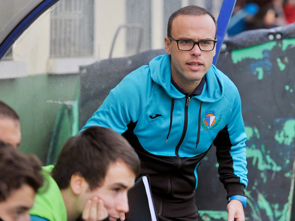 El entrenador del CD La Granja, Miguel de la Fuente, divisa una jugada desde el banquillo. / KAMARERO