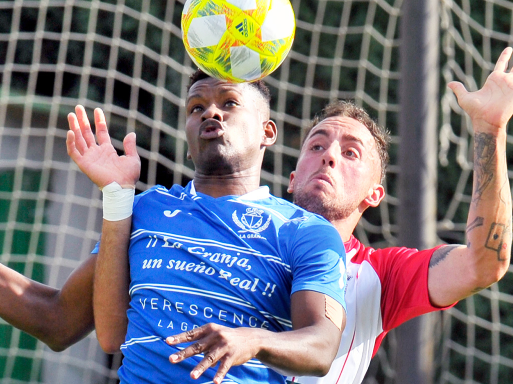 Jonatan Angulo ‘Jonan’, del CD La Granja, intenta bajar un balón ante la presión del defensa del Tordesillas. / KAMARERO
