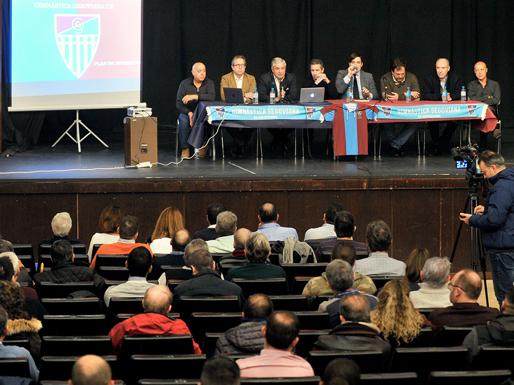 La Junta Directiva de la Gimnástica Segoviana, en una pasada reunión informativa con el grupo inversor. / KAMARERO