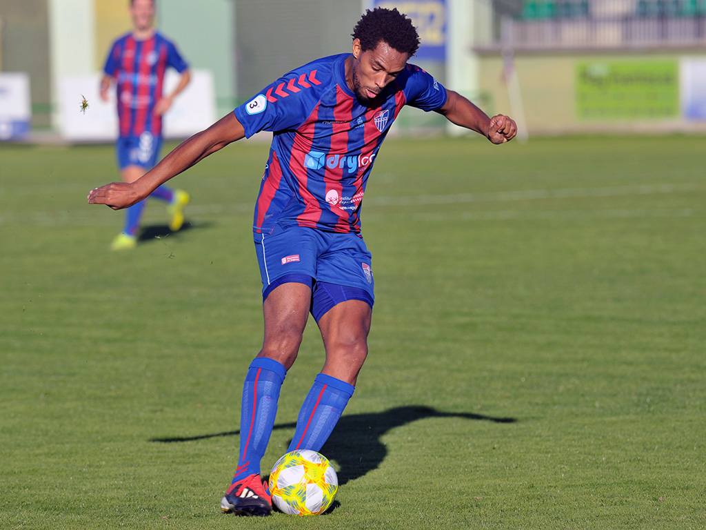 El defensa central de la Gimnástica Segoviana Rui Fernando se dispone a colgar un balón por alto. / KAMARERO