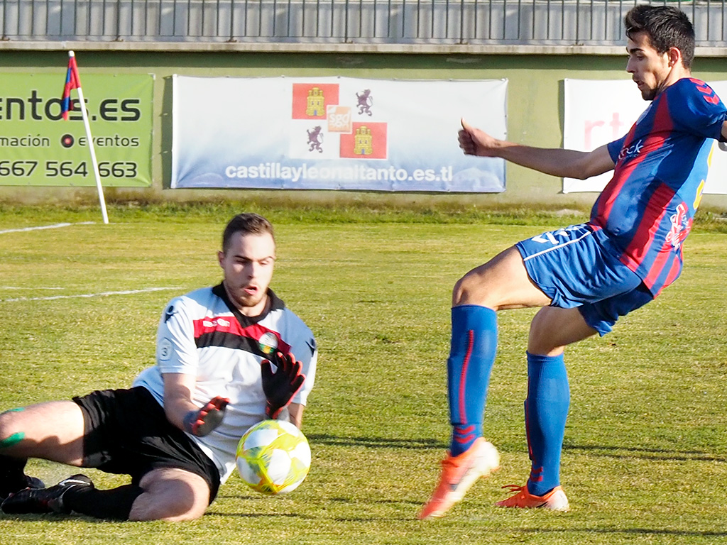 El portero Martín se hace con la pelota ante la llegada de Diego Gómez. / KAMARERO