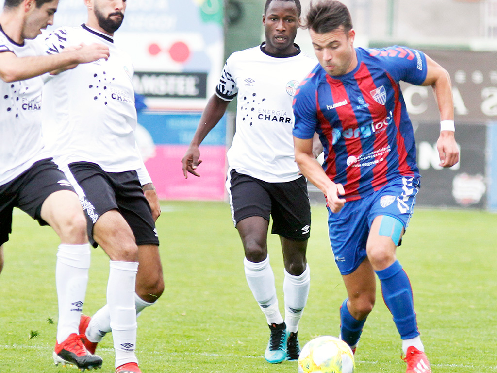 Iván Sales, rodeado por tres contrarios durante el encuentro que la Segoviana jugó ante el Salamanca B. / NEREA LLORENTE