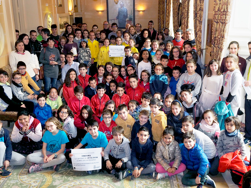 Foto de familia de los premiados en el antiguo salón de plenos del Ayuntamiento. / KAMARERO