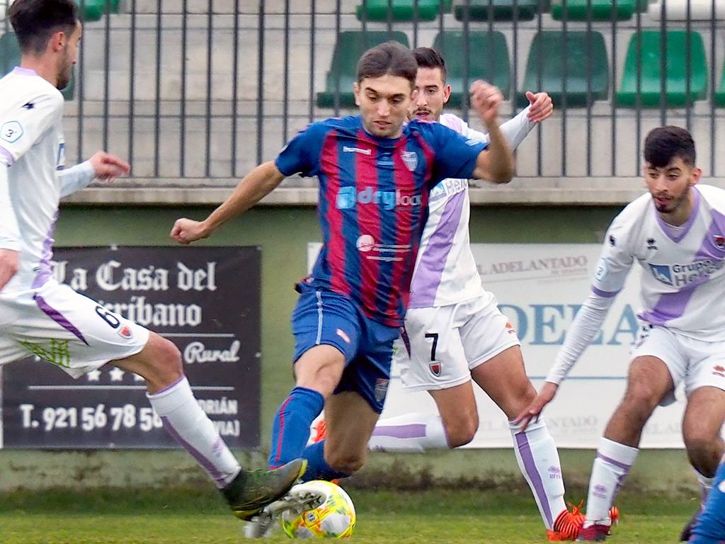 Álex Conde se va de los rivales. / NEREA LLORENTE