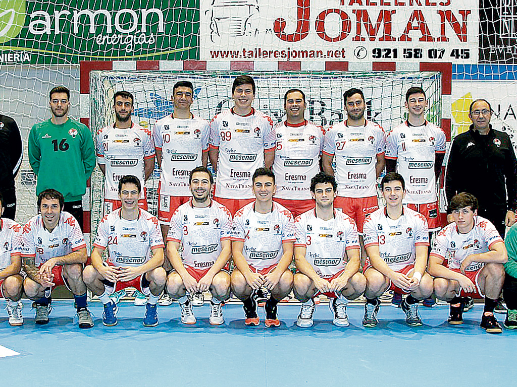 Equipo del Leche Mesenor Nava de la Segunda División nasculina de balonmano./ ASCENSIÓN CALVO