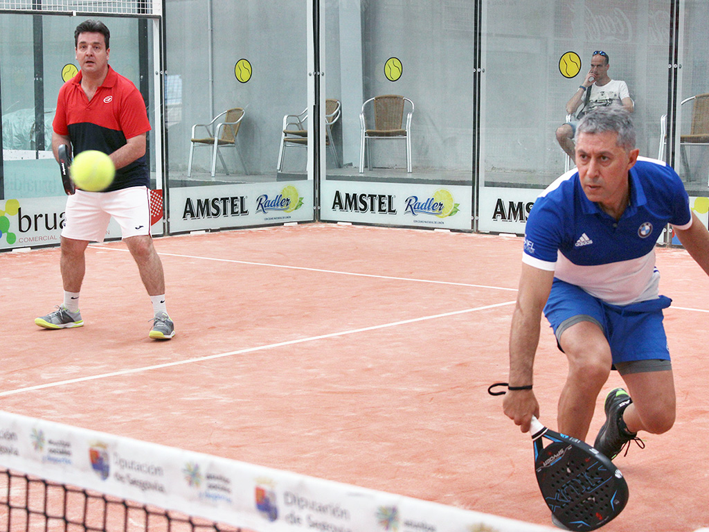 Dos palistas, durante la celebración de una jornada del circuito provincial de pádel de la pasada edición. / DIPUTACIÓN DE SEGOVIA