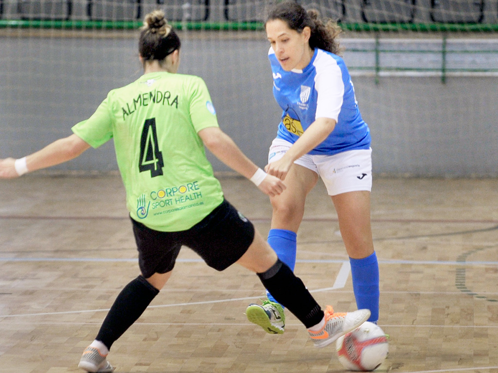 Una componente del CD InterSala intercepta un pase de la jugadora del Unami CP Laura Usa. / KAMARERO