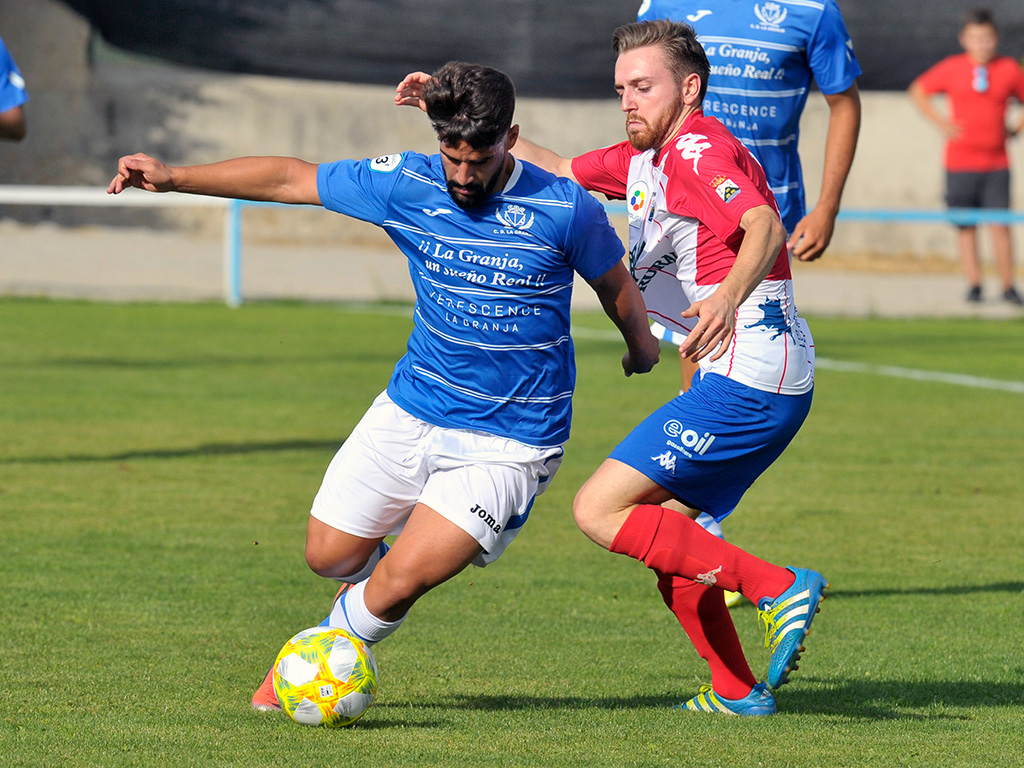 El CD La Granja pierde a Vitolo, que pone rumbo a Formentera 1 El mediapunta del CD La Granja Víctor Manuel Bravo 'Vitolo' se marcha de un rival del Tordesillas. / KAMARERO