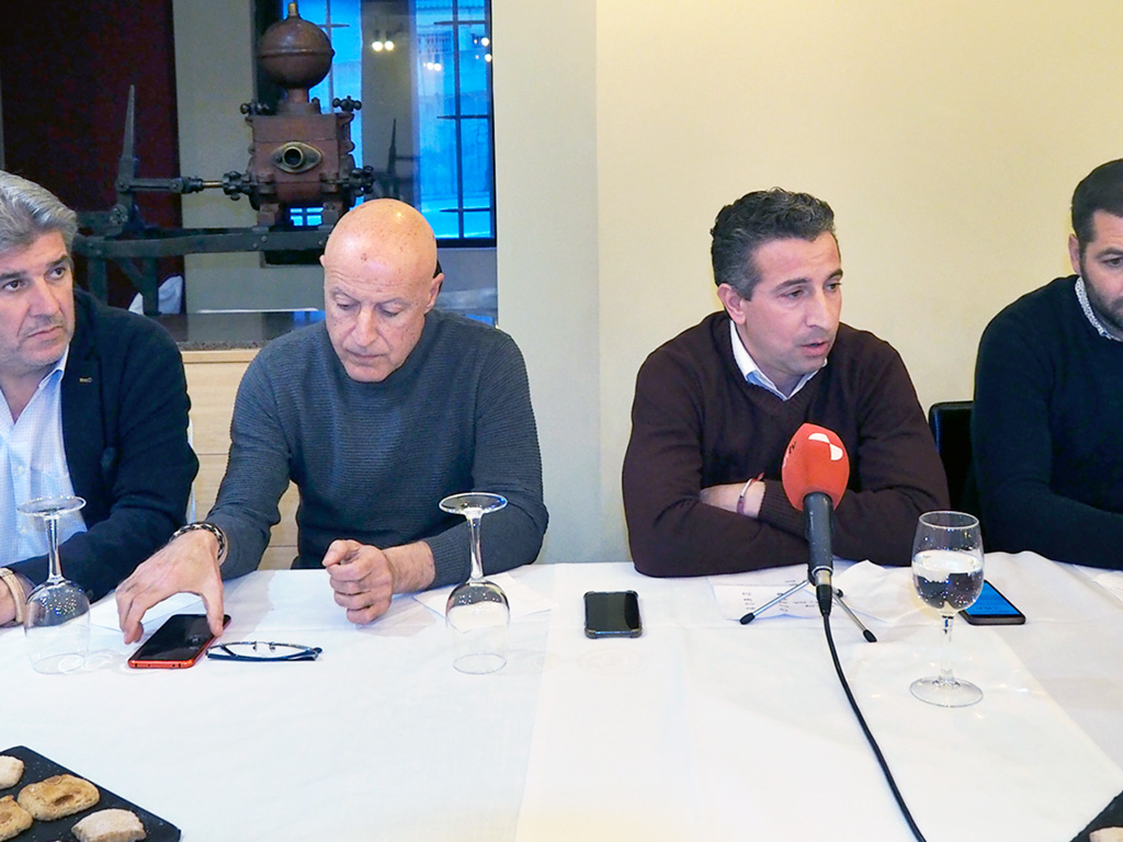 La junta directiva de la Gimnástica Segoviana, encabezada por el presidente Agustín Cuenca -tercero por la izquierda- avanza novedades. / KAMARERO