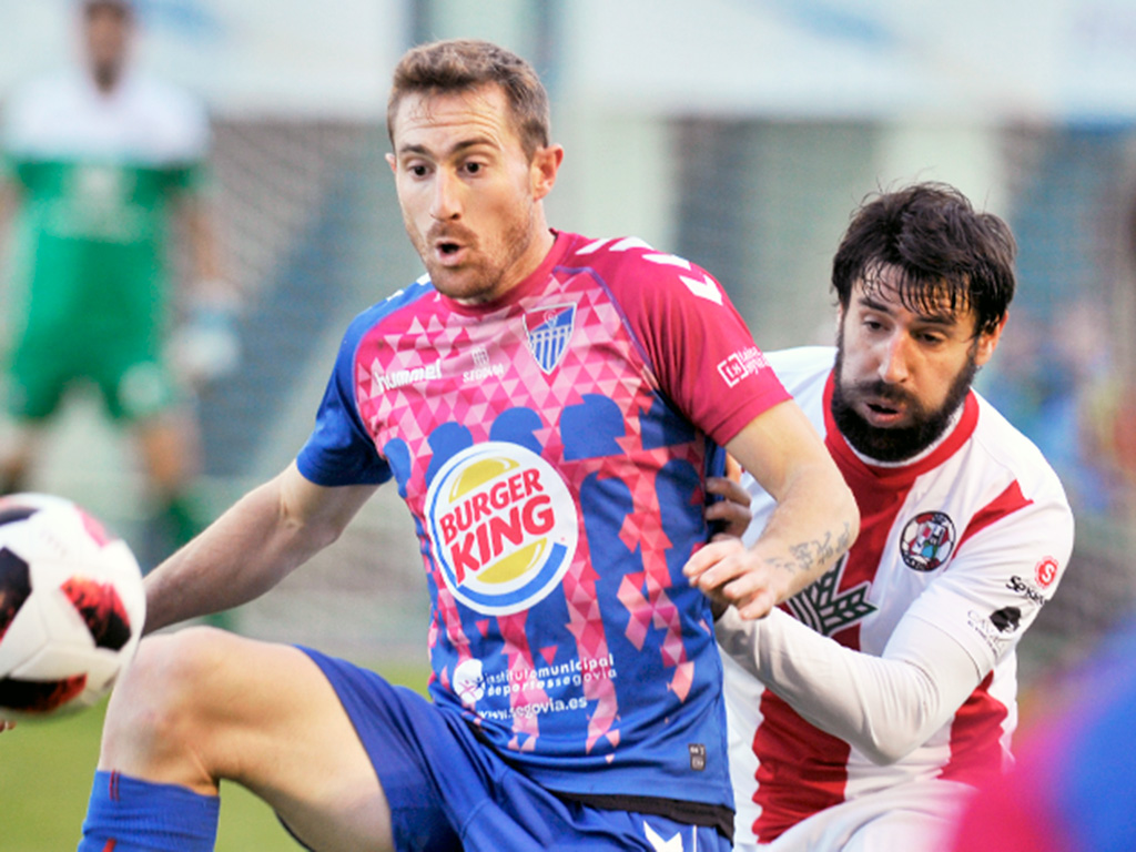 Dani Arribas, de la Segoviana, controla un balón ante el Zamora CF. / KAMARERO