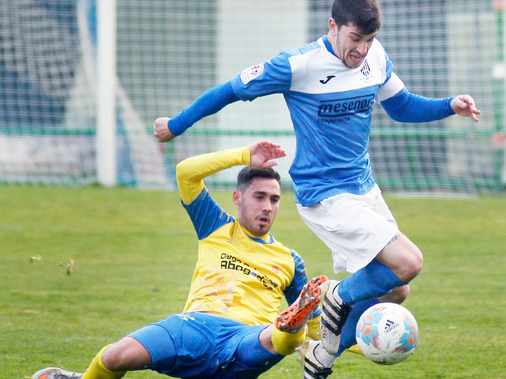 El capitán del Unami CP, Sergio Prieto, sale conduciendo el balón de la entrada de un contrincante. / NEREA LLORENTE