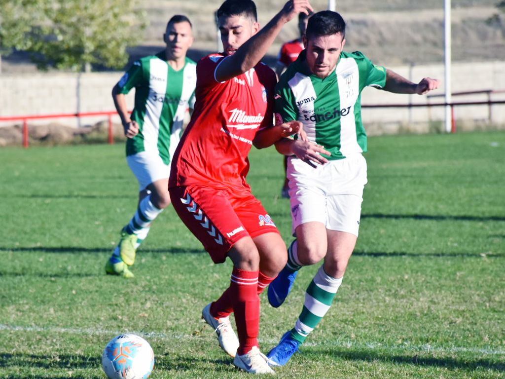 Juli, del Turégano CF, protege un balón en el partido con la Cebrereña. / A.M.