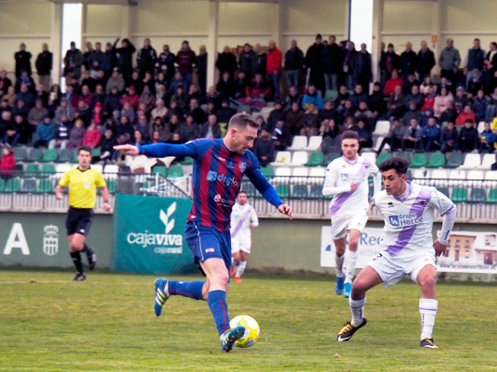 Dani Arribas lanza un ataque ante el Numancia B. / NEREA LLORENTE