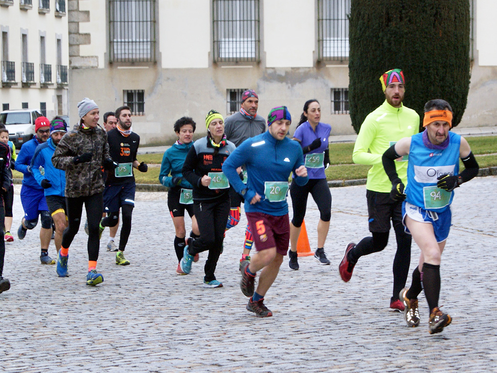 Un grupo de corredores encara los primeros metros del entorno de los jardines del Palacio Real de La Granja. / A.M.