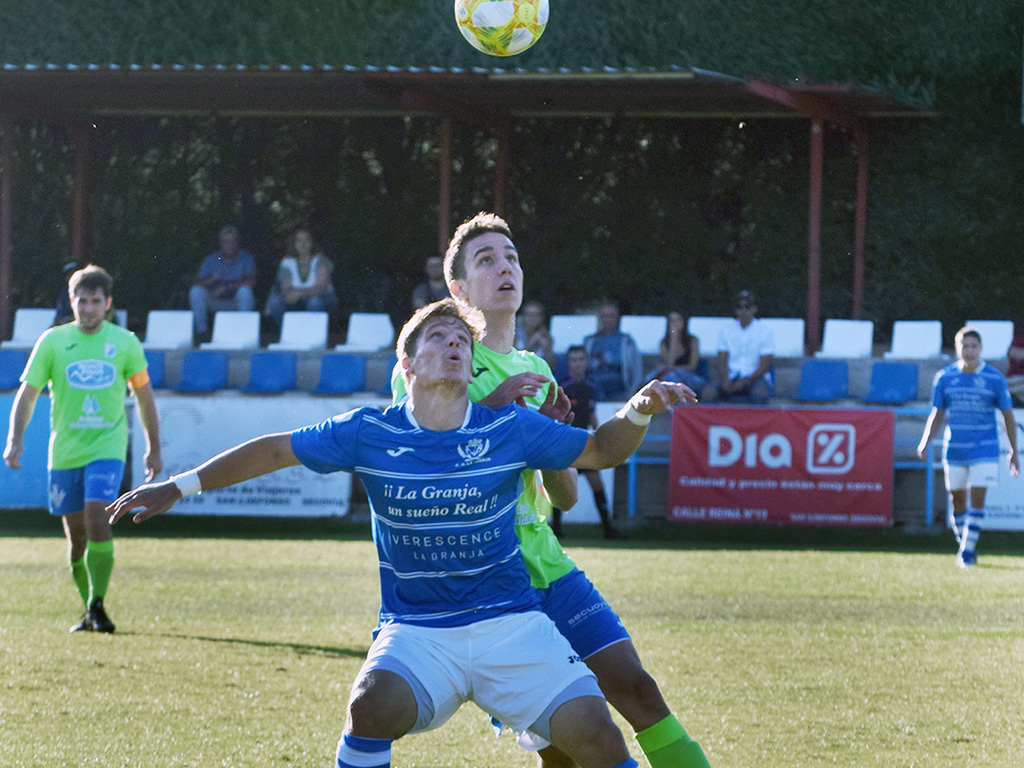 El delantero del CD La Granja Dani Lázaro intenta bajar un balón ante la presión de un rival del Almazán. / ROCÍO PARDOS