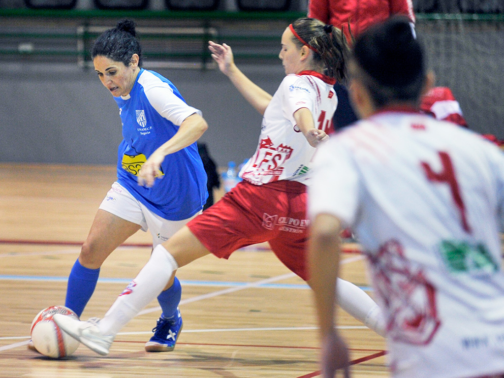 La jugadora del Unami Laura Llorente se marcha de una contrincante del Leganés, durante un partido de liga. / KAMARERO