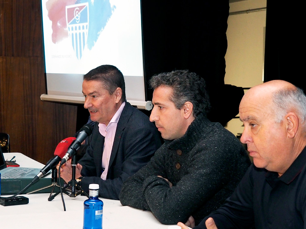 José Sánchez Parra, primero por la izquierda, durante su intervención ante los socios en la reunión informativa de la Segoviana./ KAMARERO