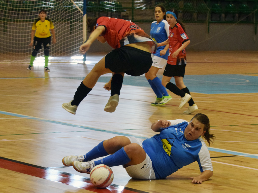 La componente del Unami CP Cris Carré corta una jugada a una contrincante del CFS Villacañas. / ROCÍO PARDOS