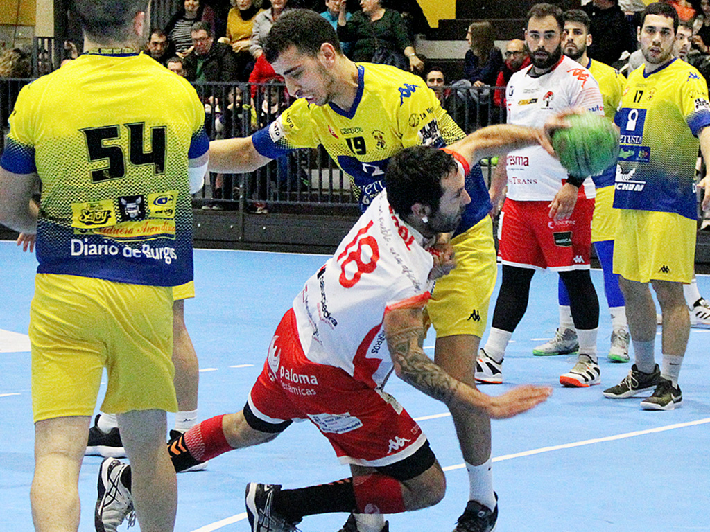 Alberto García recibe la falta de un jugador del Bodegas Vetusta en un encuentro anterior. / ASCENSIÓN CALVO