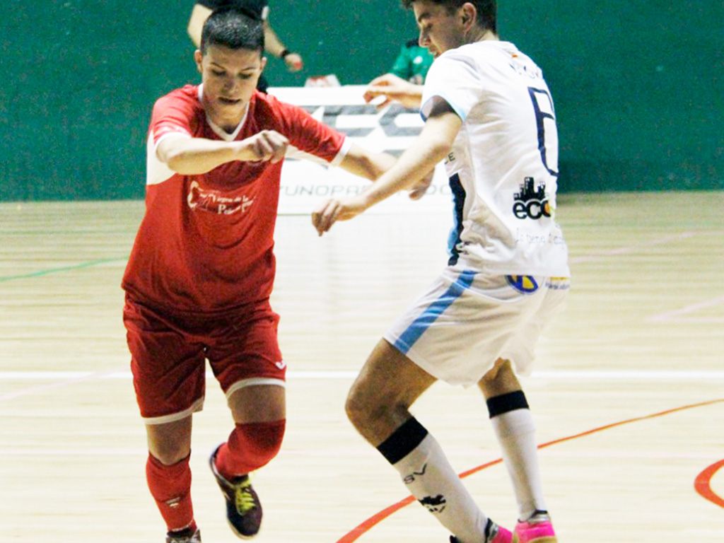 El jugador del CD Valverde defiende un ataque del Zamora./ SUSANA CASTILLEJO